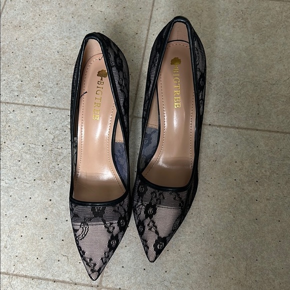 Elegant Black Lace Pointed Toe Heels - Picture 2 of 2